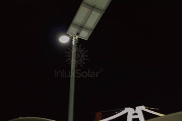 Lampadaires solaires dans le stationnement