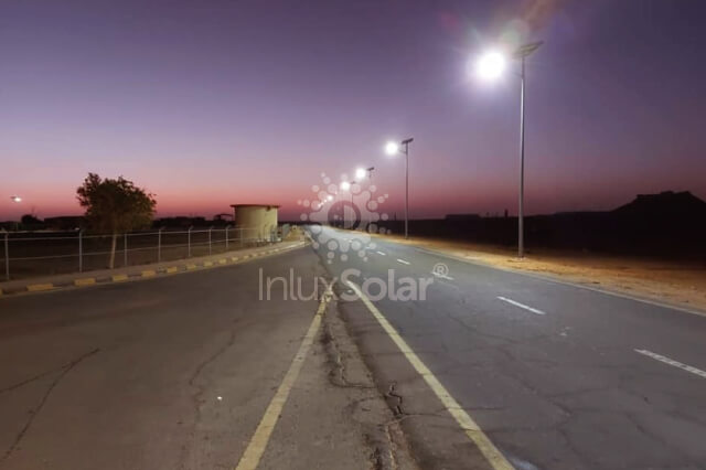 Lampadaires solaires sur les autoroutes reliant les aéroports