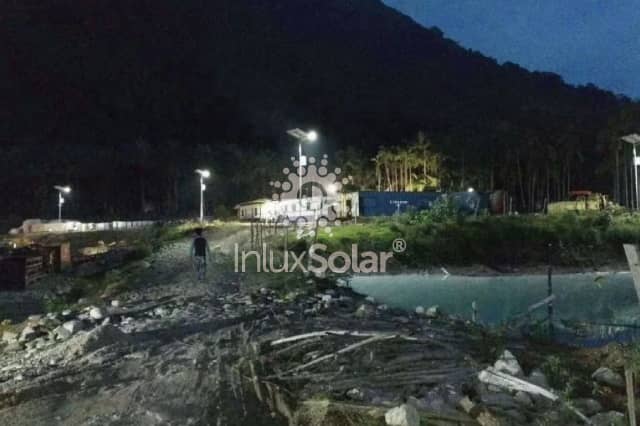 Lampadaires solaires en chantier sur l'île